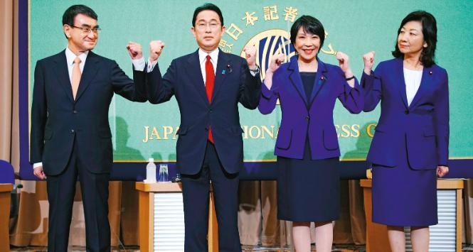 Symetria siły politycznej tylko na zdjęciu. Kandydaci na szefa Partii Liberalno-Demokratycznej – a w konsekwencji premiera – przed debatą wyborczą (od lewej): Taro Kono, minister ds. szczepień i reform, Fumio Kushida, obecnie premier Japonii i szef LDP, Sanae Takaichi i Seiko Noda – obie były wcześniej ministrami spraw wewnętrznych.