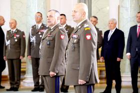 Od lewej: gen. Wiesław Kukuła, który zastąpi gen. Andrzejczaka, oraz gen. Maciej Klisz, który przejmie stanowisko po gen. Piotrowskim.
