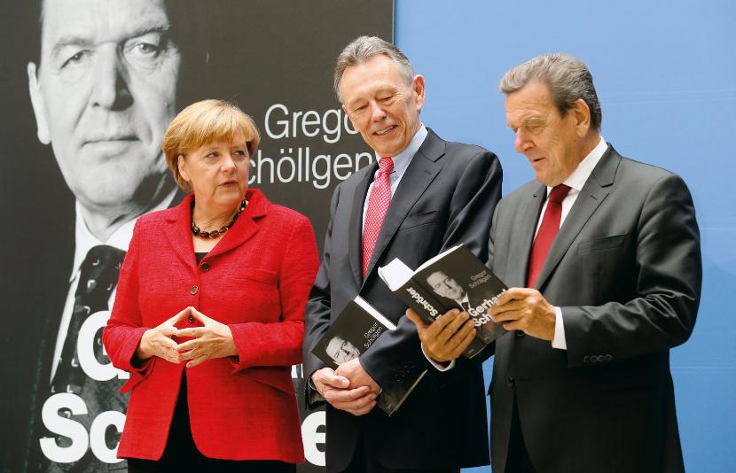 Nowa koalicja? Nie, to autorska spółka plus wierna czytelniczka. Angela Merkel, Gregor Schöllgen i Gerhard Schröder na promocji jego biografii w 2015 r.