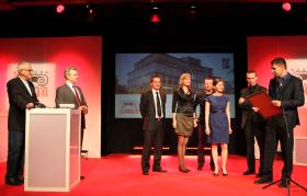 Pierwsi laureaci odbierają dyplom za budynek Thespian – Zbigniew Maćków wraz z zespołem architektów z Maćków Pracownia Projektowa.