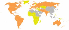 Na pomarańczowo zaznaczono rejony, w których większość mówi językiem indoeuropejskim. Na żółto te miajsca, w których językiem tym posługuje się mniejszość.