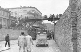 Warszawa, kładka u zbiegu ulic Żelaznej i Chłodnej łącząca 'małe' i 'duże' getto