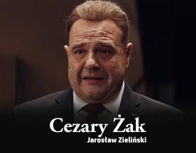 1. Cezary Żak jako Jarosław Zieliński. Żak wygrywa w tym zestawieniu nie tylko dlatego, że został świetnie obsadzony i idealnie wcielił się w swoją postać, ale przede wszystkim dlatego, że miał naprawdę niezwykłe pole do popisu. Jego Zieliński, najpierw trzęsący się ze strachu przed drzwiami gabinetu Prezesa, potem łkający już w środku, kurczowo trzymający się stołka i broniący sprawy nie do obronienia, czyli siebie jako wiceministra, to najjaśniejszy punkt drugiego sezonu „Ucha…” i w ogóle jeden z lepszych odcinków w historii serialu.