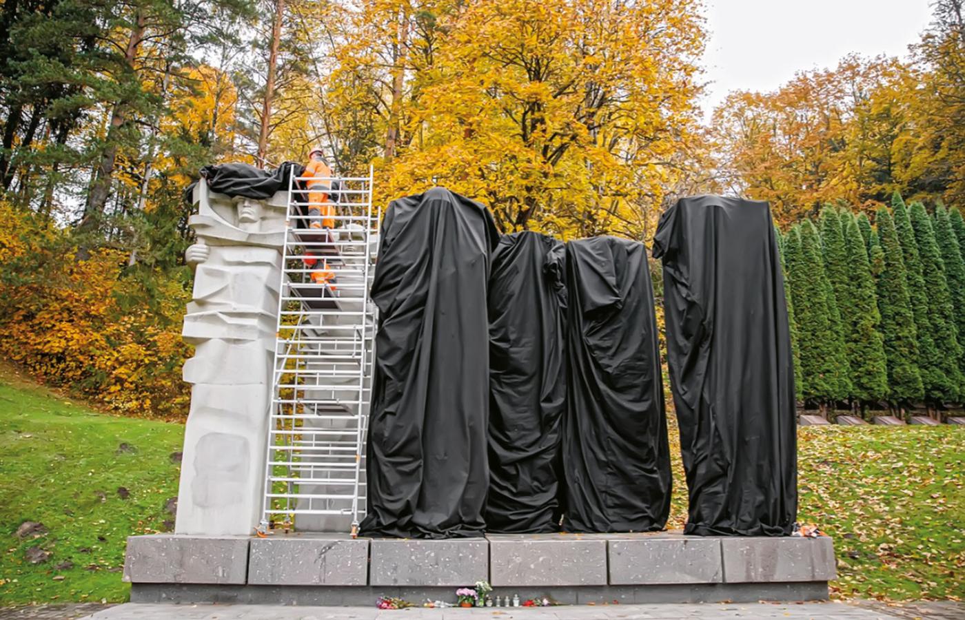 Pomnik żołnierzy radzieckich na wileńskim cmentarzu wojskowym na Antokolu.