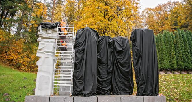 Pomnik żołnierzy radzieckich na wileńskim cmentarzu wojskowym na Antokolu.
