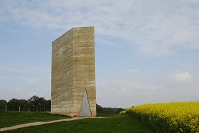 1. Bruder Klaus Chapel w Mechernich (Peter Zumthor, 2007). Surowe betonowe, sczerniałe ściany, których wygląd jest efektem wielodniowego wypalania szalunku z drewnianych beli, brak sklepienia i podłoga z lanej cyny robią kolosalne, metafizyczne wrażenie.