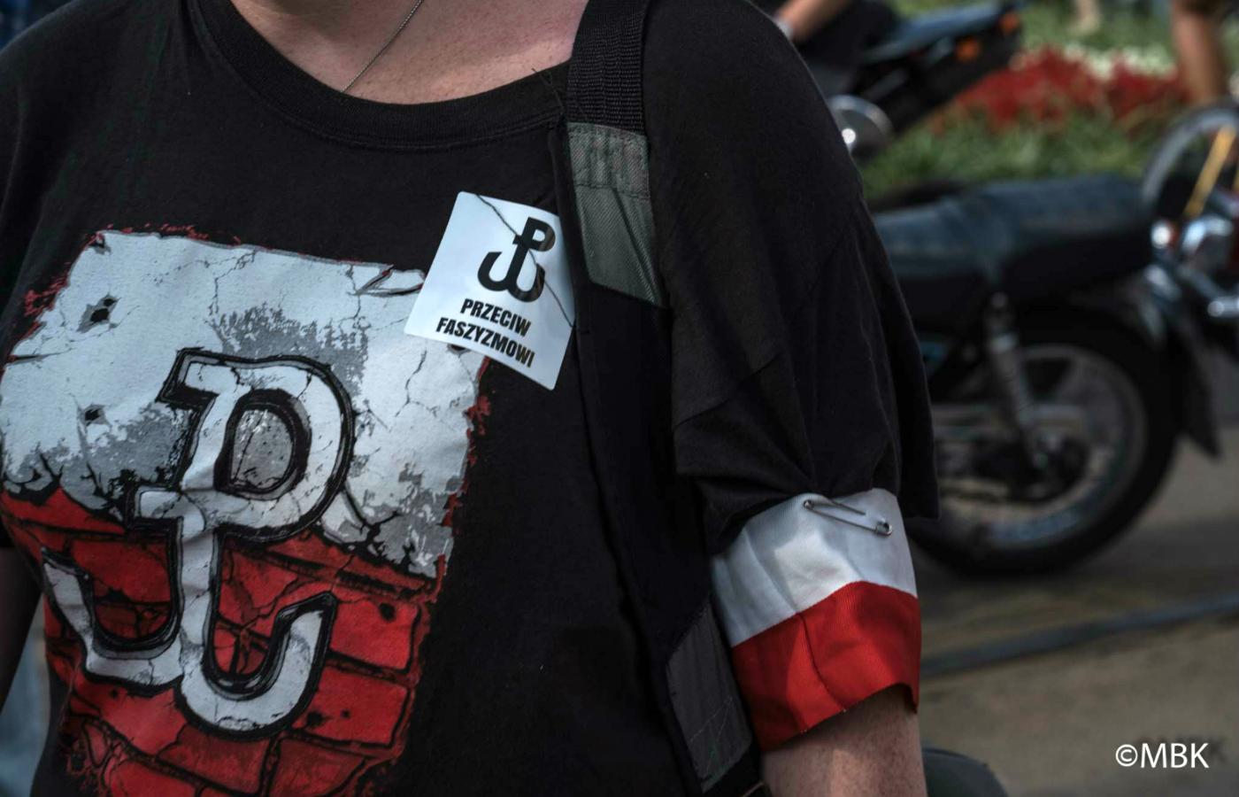 Już w zeszłym roku wolontariusze w koszulkach z kotwicą i napisem „Polska Walcząca Przeciw Faszyzmowi” przekonywali przechodniów i uczestników marszu ONR, że nie można akceptować używania znaku Polski Walczącej do wspierania ideologii, przeciwko którym został stworzony.