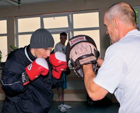 Karolina zażarcie „robi wagę”. Mróz czy upał, ona zawsze ćwiczy w czapce i dresie. Na fot. z trenerem Władysławem Maciejewskim.