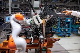 Coboty, czyli roboty współpracujące z człowiekiem, to najnowsze dziecko branży. Mają reagować na komendy głosowe człowieka i same się uczyć.