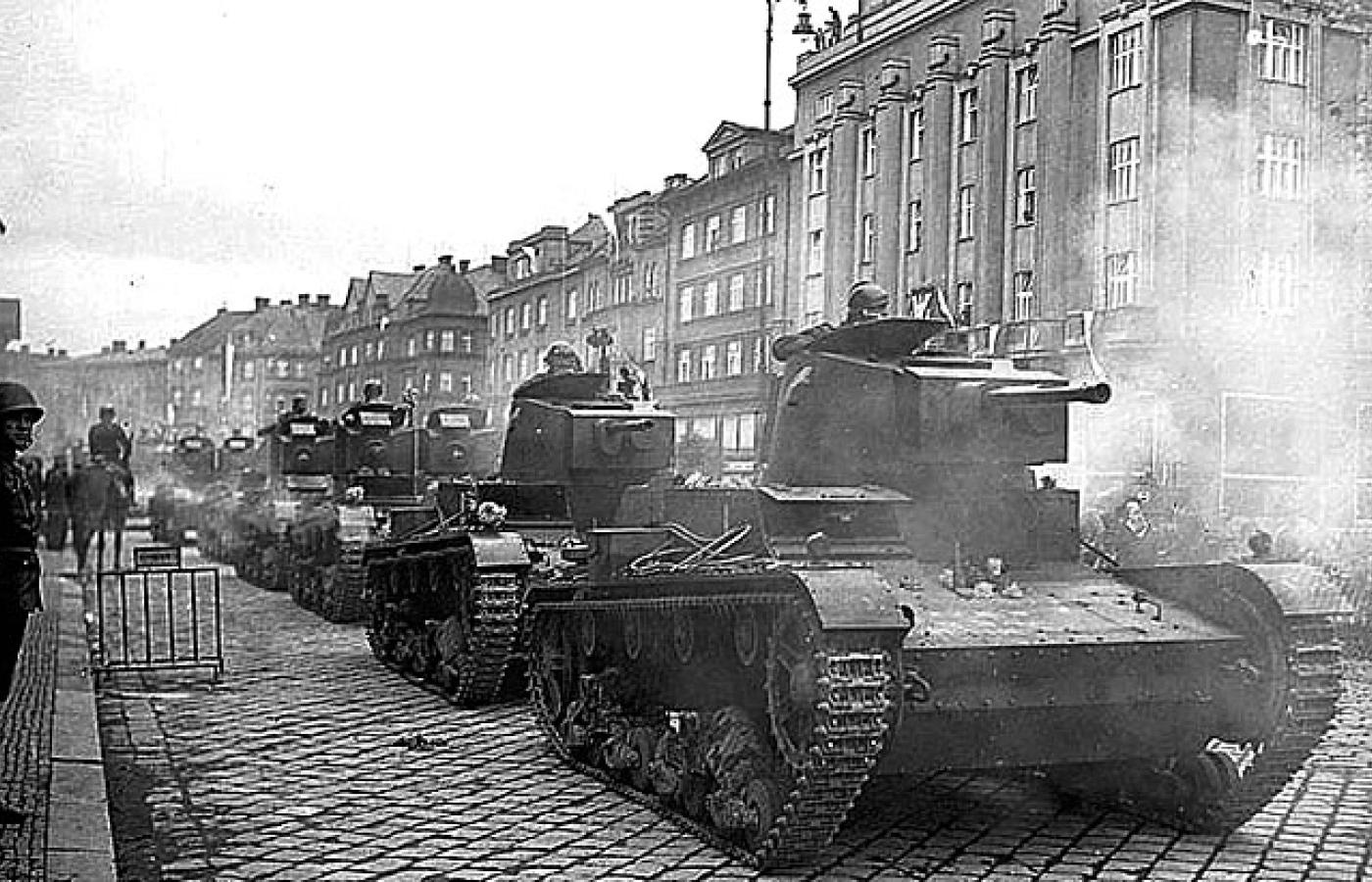 Polskie czołgi na ulicach Cieszyna - to zdjęcie najczęściej ilustruje publikacje o Zaolziu. Prawda, ale nie cała.