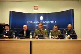 16 stycznia 2012, Konferencja w Naczelnej Prokuraturze Wojskowej, drugi z lewej - prokurator generalny Andrzej Seremet, naczelny prokurator wojskowy gen. Krzysztof Parulski w środku.