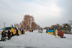 W każdej mijanej wsi ludzie żegnają poległego.