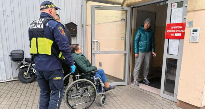 Komisja wyborcza na warszawskich Bielanach