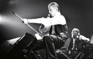 David Bowie na koncercie w Brukseli, 1976 r.