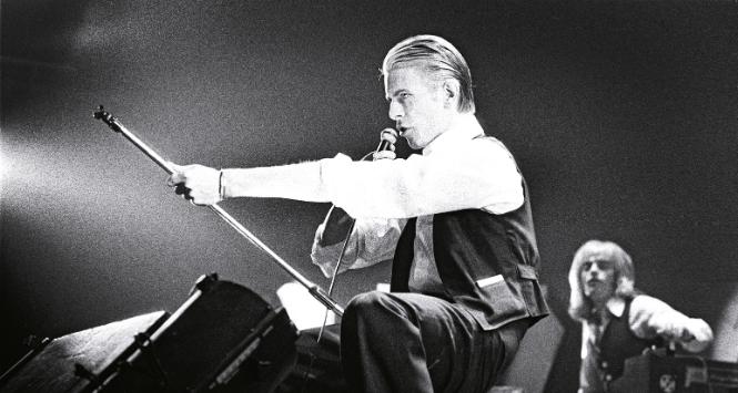 David Bowie na koncercie w Brukseli, 1976 r.