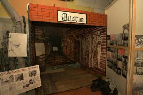 Wystawa jest czasowa. Kiedy jesienią zepsuje się pogoda, zostanie zdemontowana, bo zajmuje więzienną salę gimnastyczną.