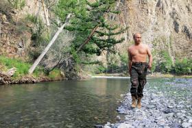 Obecny premier Rosji dba o swój wizerunek macho i swojskiego chłopaka. Na fot. Władimir nad syberyjską rzeką Chemczik.