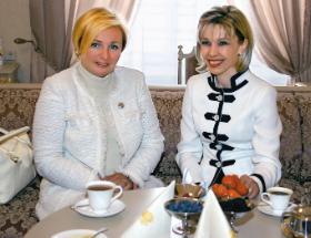 Przyjaźniły się również ówczesne żony Putina (Ludmiła Aleksandrowna Putin) i Schrödera (Doris Schröder-Koepf), Moskwa 2005 r.