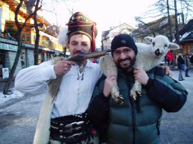 Prawdziwi miłośnicy gór, którzy nadal przyjeżdżają w Tatry, muszą przez Zakopane przemykać, dla nich nie ma tu już miejsca.