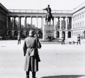 Plac Saski podczas okupacji był w niemieckiej dzielnicy rządowej.