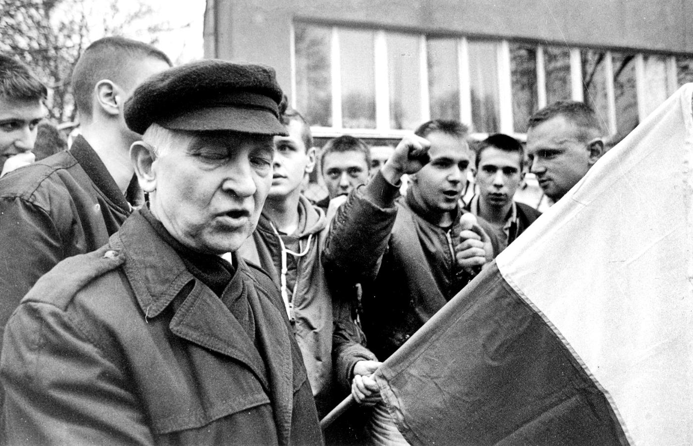 Bolesław Tejkowski podczas demonstracji pod ambasadą Niemiec w 1993 r.