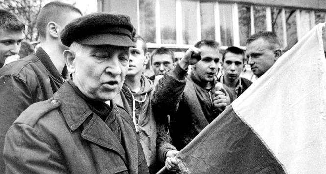 Bolesław Tejkowski podczas demonstracji pod ambasadą Niemiec w 1993 r.