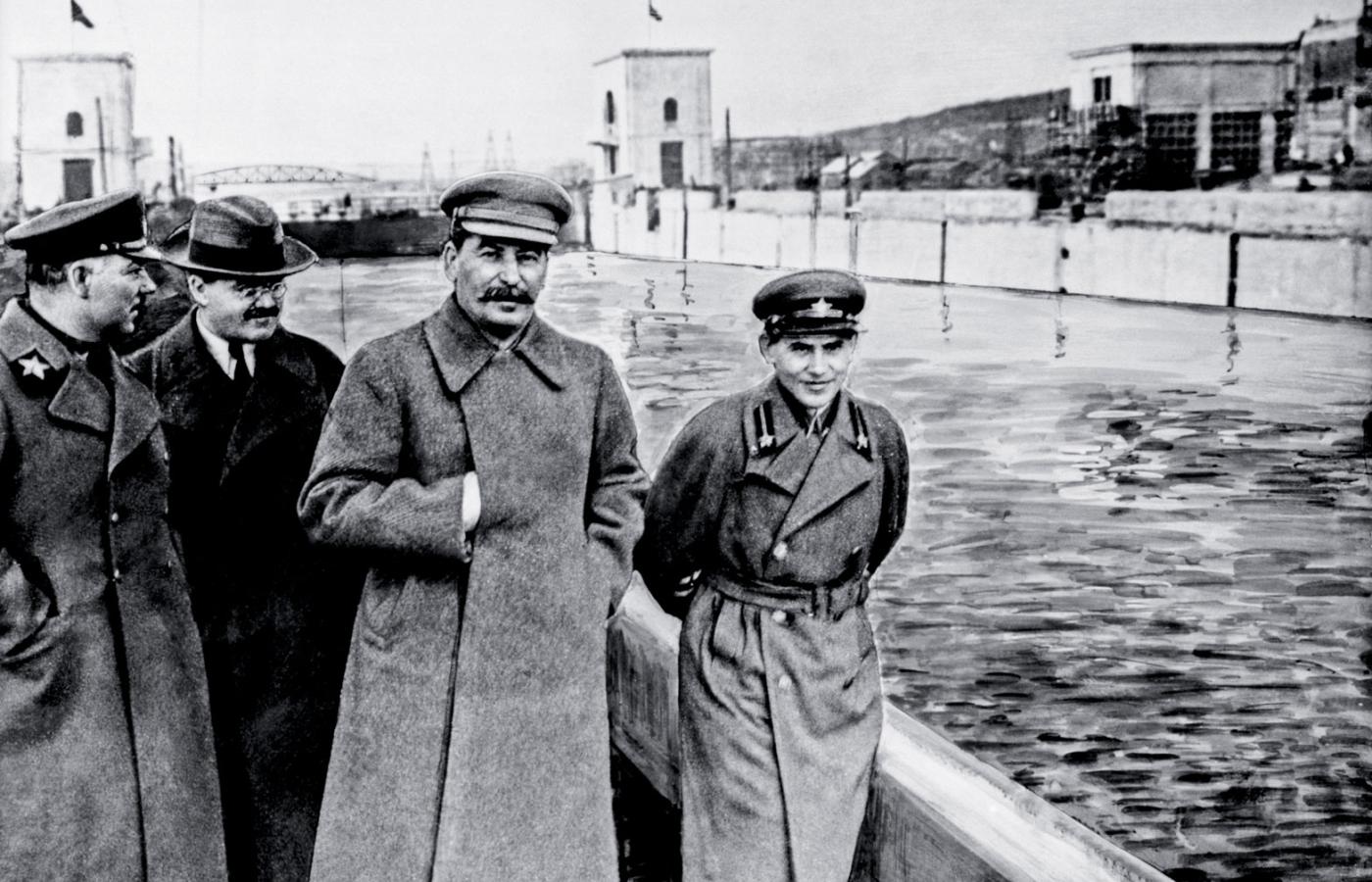 Od lewej: Kliment Woroszyłow, Wiaczesław Mołotow, Józef Stalin i Nikołaj Jeżow nad kanałem Moskwa–Wołga, 1937 r. Gdy Jeżow popadł w niełaskę, został z fotografii wyretuszowany.
