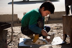 Mustafa ma trzynaście lat, pracuje od roku. Zarabia od jednego do półtora dolara tygodniowo. Po pracy lub przed nią chodzi do szkoły. Kabul, 2009