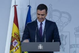 Premier Pedro Sánchez do sformowania rządu potrzebował tylko zwykłej większości głosów.