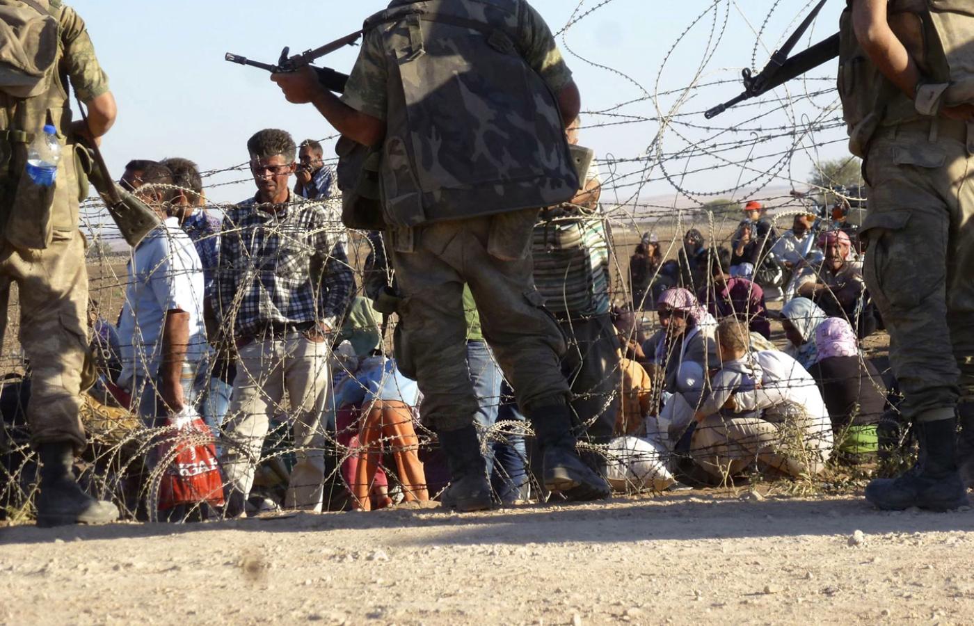Kurdyjscy uchodźcy z Kobane po tureckiej stronie granicy z Syrią