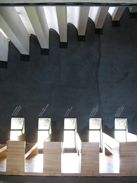 Dyskretna ale silna symbolika ścieżek (życia?) zachęca do kontemplacji i wyciszenia.