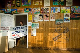 Grafitti wdziera się także do wnętrza osiedlowego domu kultury. Przekreślona „Gwiazda” (czyli Wisła).