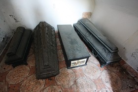 Kiernozia, krypta z trumną Marii Walewskiej.