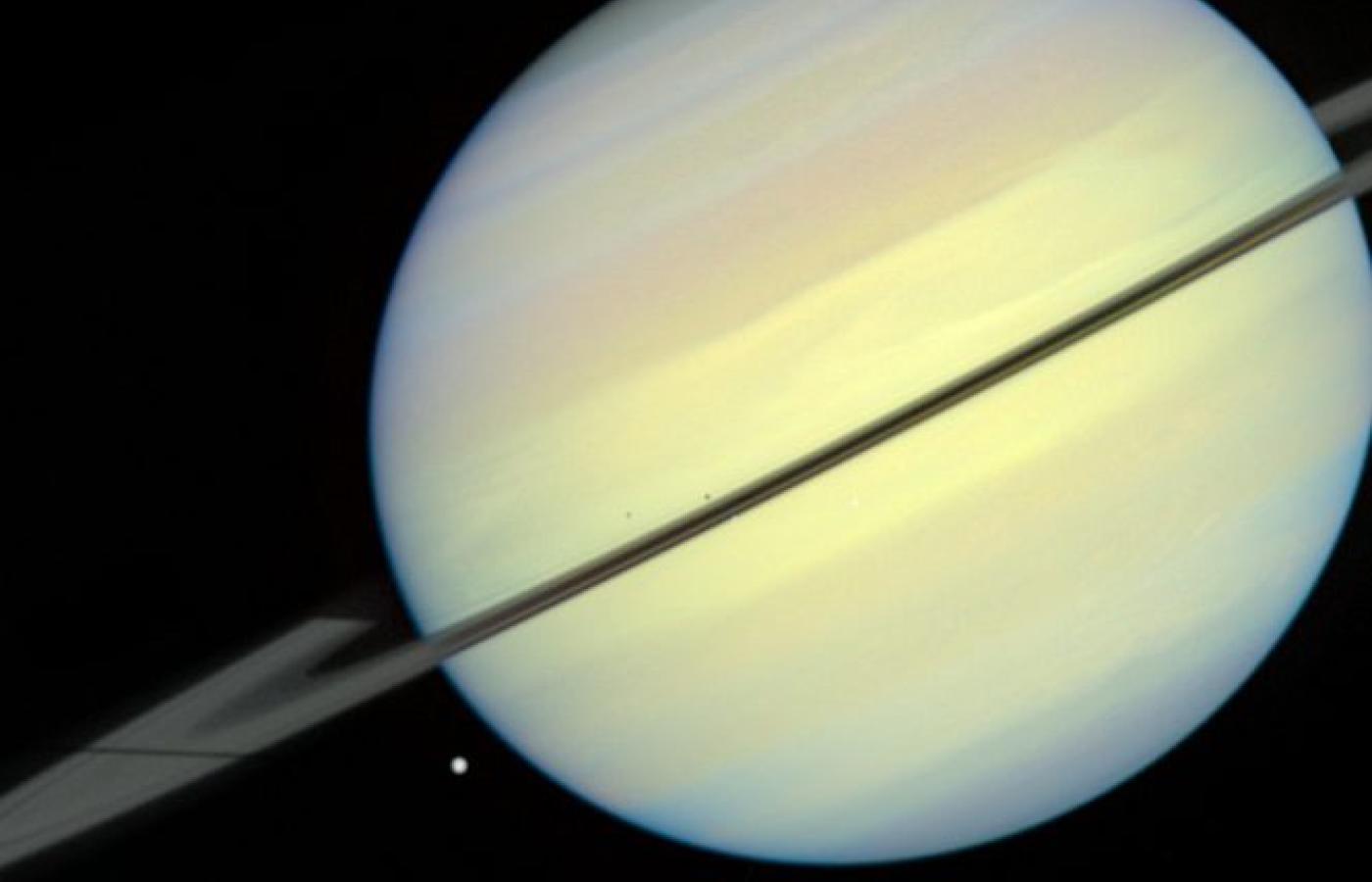 Saturn jest planetą, która dostarczała badaczom - i wciąż dostarcza - mnóstwa niespodzianek.