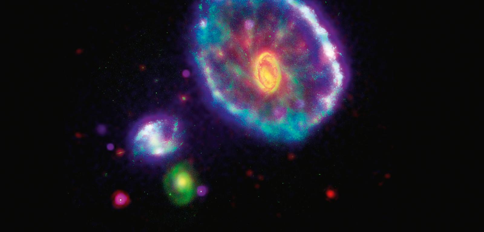 Kompozycja obrazów galaktyki Koło Wozu, stworzona ze zdjęć wykonanych w świetle widzialnym (Hubble), podczerwonym (Spitzer), w zakresie rentgenowskim (Chandra) i ultrafiolecie (GALEX).