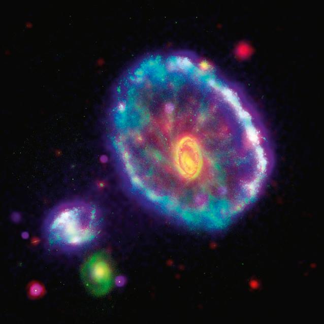 Kompozycja obrazów galaktyki Koło Wozu, stworzona ze zdjęć wykonanych w świetle widzialnym (Hubble), podczerwonym (Spitzer), w zakresie rentgenowskim (Chandra) i ultrafiolecie (GALEX).