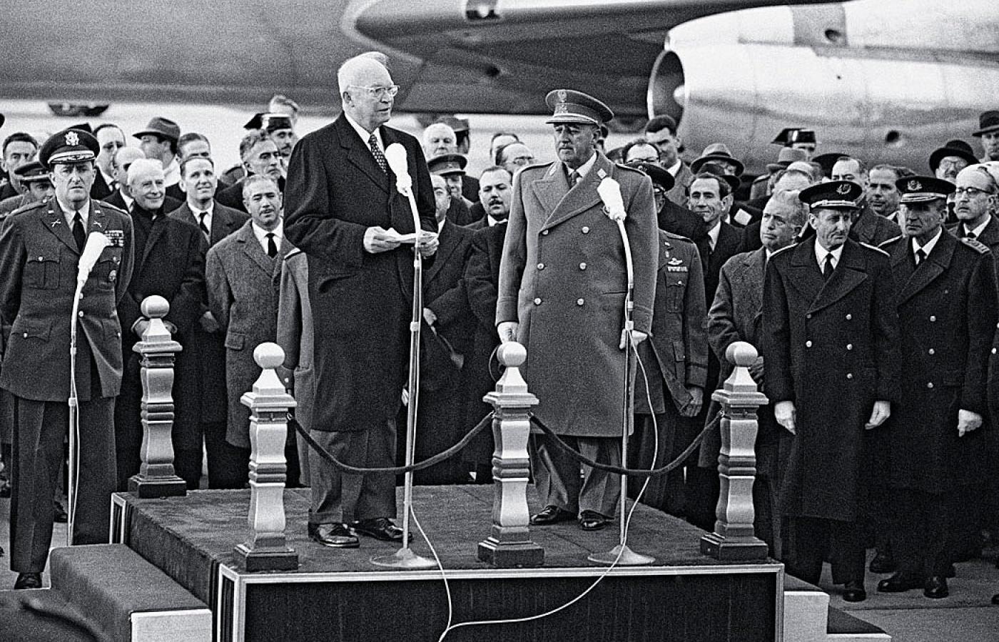 Prezydent USA Dwight Eisenhower (z lewej) przemawia na lotnisku w Hiszpanii, 21 grudnia 1959 r. Obok niego gen. Francisco Franco.