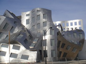 Cleveland Clinic Lou Rovo Center for Brain Health w Las Vegas.  Projekt – Frank Gehry.  Jest to klinika zajmująca się głównie leczeniem choroby Alzheimera.  Krytycy podkreślają, że bryła budynku nie za bardzo pasuje do jego przeznaczenia.