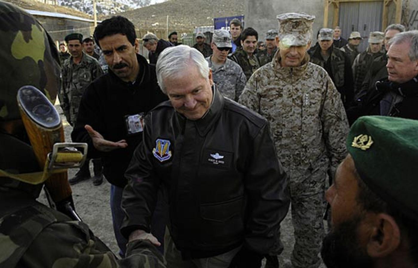 Sekretarz obrony USA Robert Gates wizytuje Afganistan. Fot. Cherie A. Thurlby, 2007 (DOD, 070116-D-7203T-013; Public Domain)