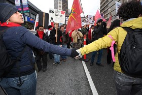 oraz przedstawiciele kaukaskiej diaspory protestujący przeciwko igrzyskom w Soczi zaplanowanym na 2014 r.