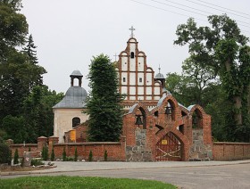 Rąbiń, kościół z nekropolią Chłapowskich.
