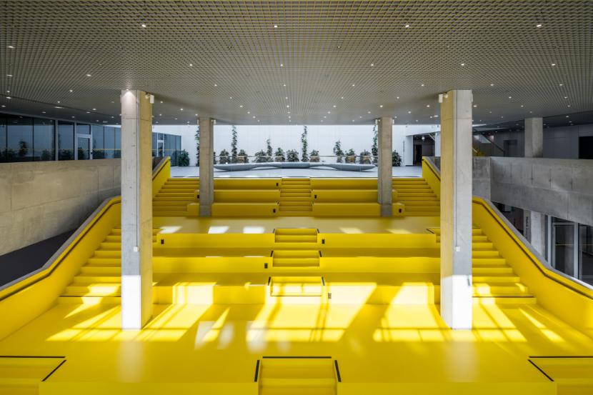 Wydziały Lingwistyki Stosowanej i Neofilologii Uniwersytetu Warszawskiego. Projekt: Kuryłowicz & Associates.