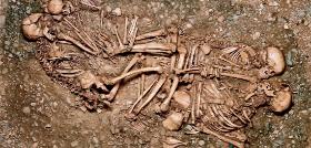 Grób kobiety, mężczyzny i dwójki dzieci z neolitycznej osady sprzed 4600 lat z Elau koło Naumburga.
