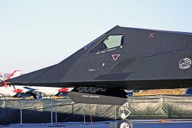F 117 - niewidzialny symbol amerykańskiej przewagi technologicznej