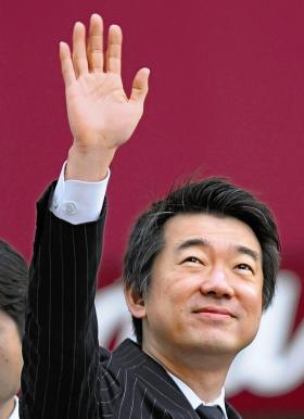 Burmistrz Osaki - Toru Hashimoto - nakazał zaczynać dzień w szkole od śpiewania hymnu sławiącego cesarza.