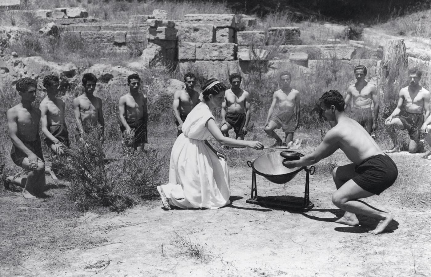 1948 r. Oryginalny olimpijski ogień zdobyto po desancie na opanowaną wówczas przez greckich partyzantów Olimpię.