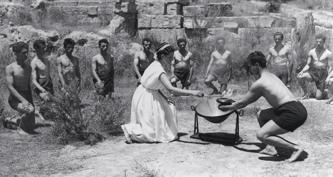 1948 r. Oryginalny olimpijski ogień zdobyto po desancie na opanowaną wówczas przez greckich partyzantów Olimpię.