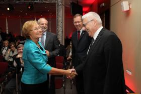 Minister wita się z prof. Tomaszem Szapiro, rektorem SGH i przewodniczącym Kapituły I etapu. Z tyłu (od lewej): prezes TVP Juliusz Braun, członek Kapituły II etapu i prof. Marcin Pałys, rektor UW, członek Kapituły I etapu.