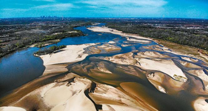 Im mniej wody w Wiśle, tym więcej pomysłów, co z nią robić.