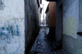 Jedna z uliczek prowadzących do centrum Jedwabnego.